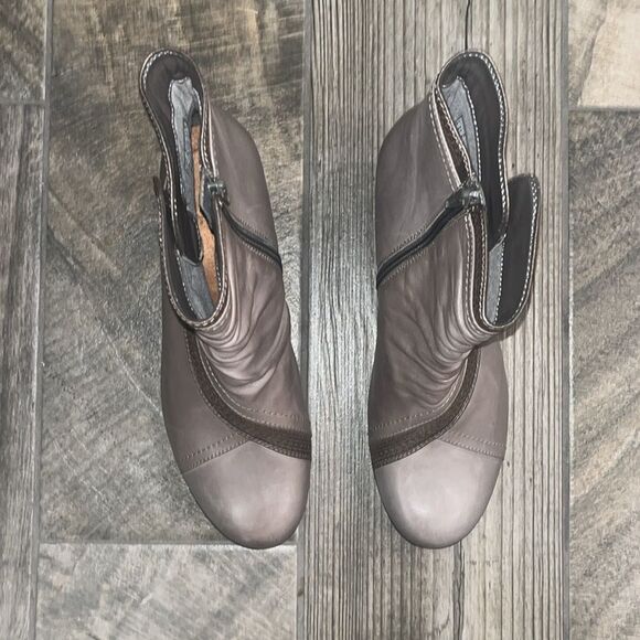 Rockport taupe & brown two tone leather boots 2” heel - Picture 3 of 5